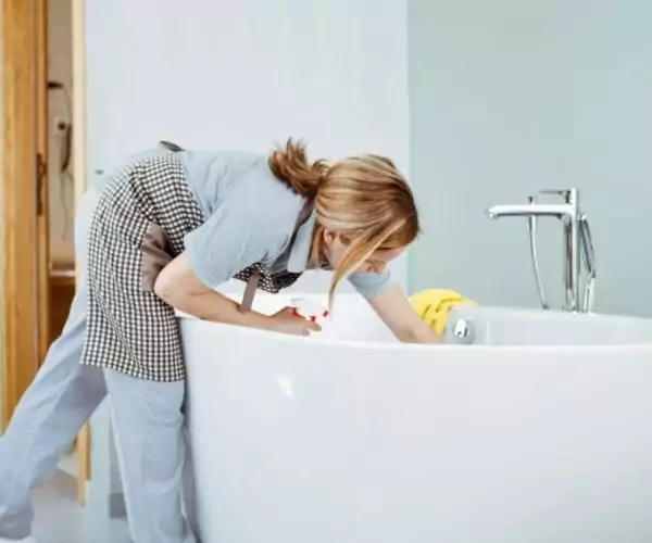professional cleaner cleaning bathtub