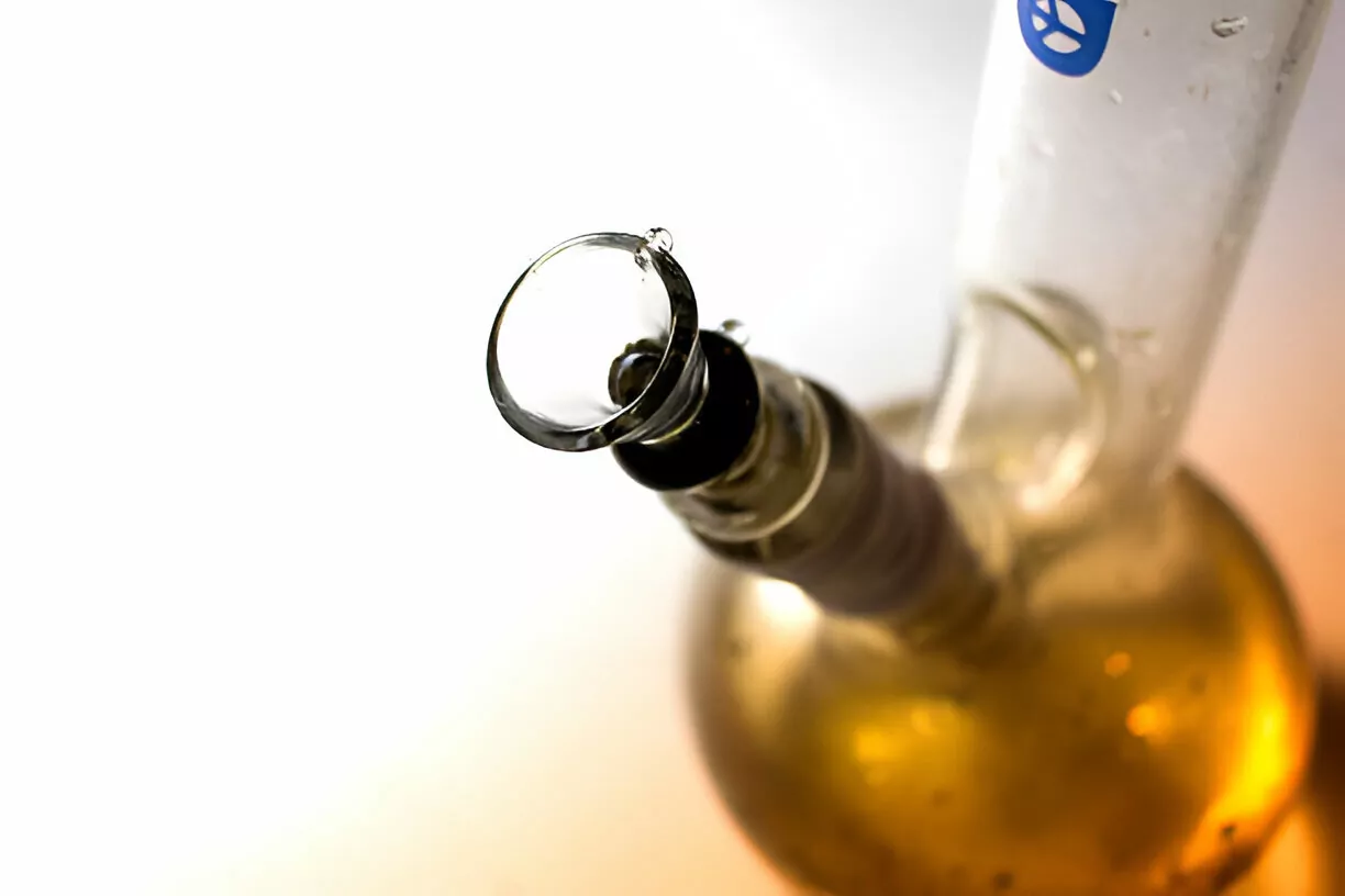 How to Clean a Bong Cleanzen Image of a Glass Bong 